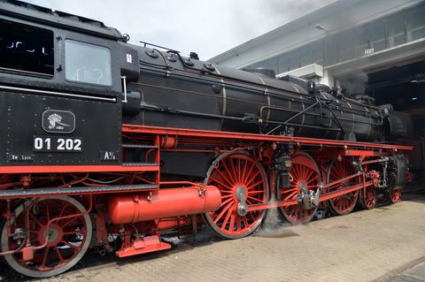 Eine Dampflok Dampflok der Baureihe 01 steht im Bahnbetriebswerk Trier