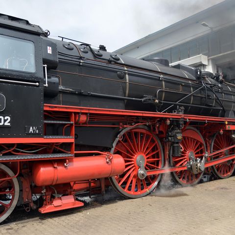 Eine Dampflok Dampflok der Baureihe 01 steht im Bahnbetriebswerk Trier