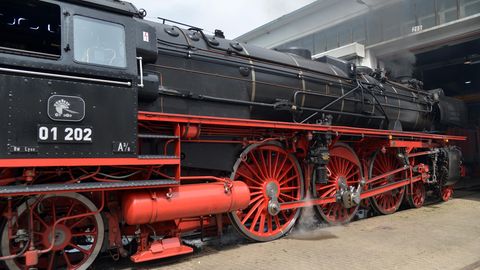 Eine Dampflok Dampflok der Baureihe 01 steht im Bahnbetriebswerk Trier