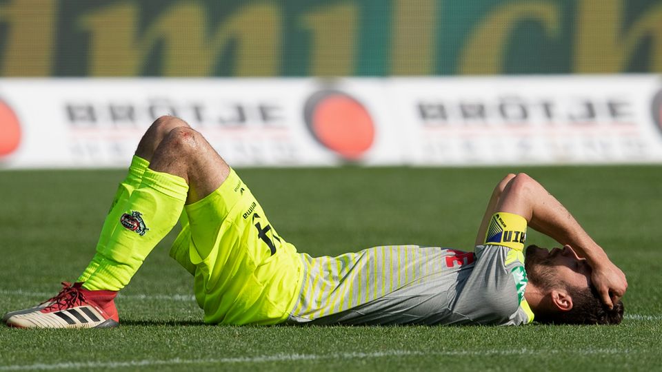 Jonas Hector, Kapitän des 1. FC Köln, hat gerade erst seinen Vertrag verlängert Jonas Hector, Kapitän des 1. FC Köln, hat gerade erst seinen Vertrag verlängert