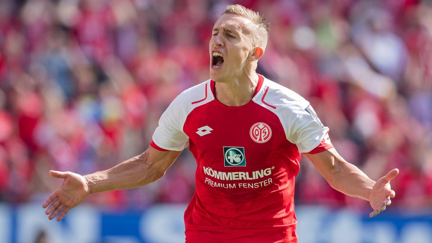 De Blasis feiert seinen Treffer für Mainz in der Bundesliga gegen RB Leipzig