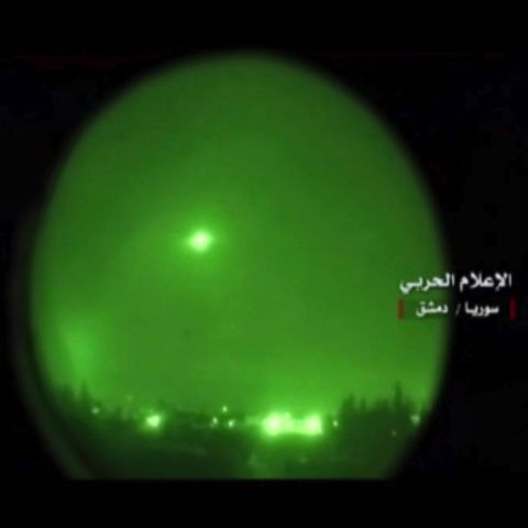 Raketen fliegen während eines Luftangriffs über Damaskus (Archivbild)
