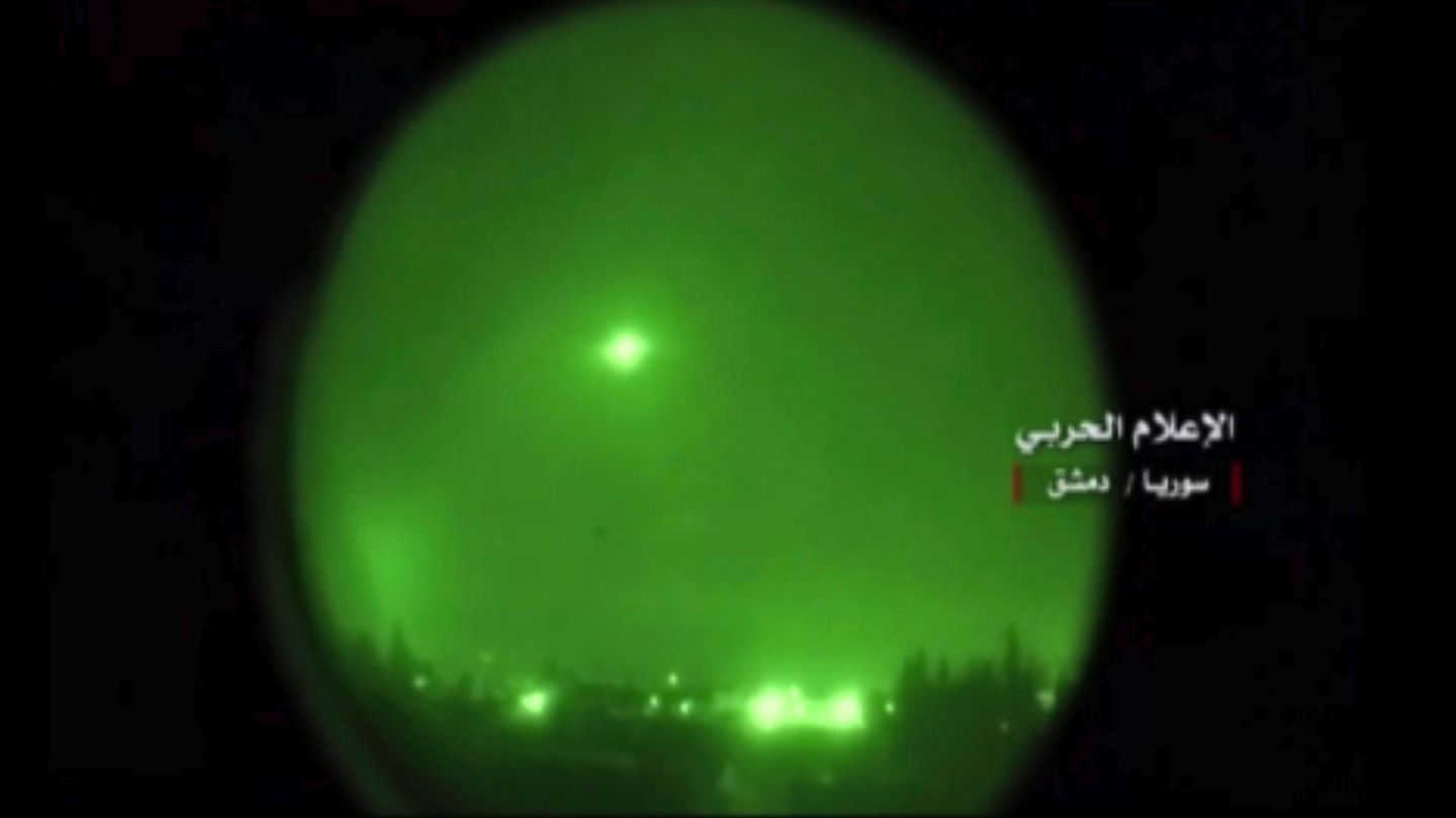 Raketen fliegen während eines Luftangriffs über Damaskus (Archivbild)