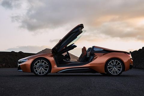Die Flügeltüren des BMW i8 Roadster sind aus carbonfaserverstärktem Kunststoff