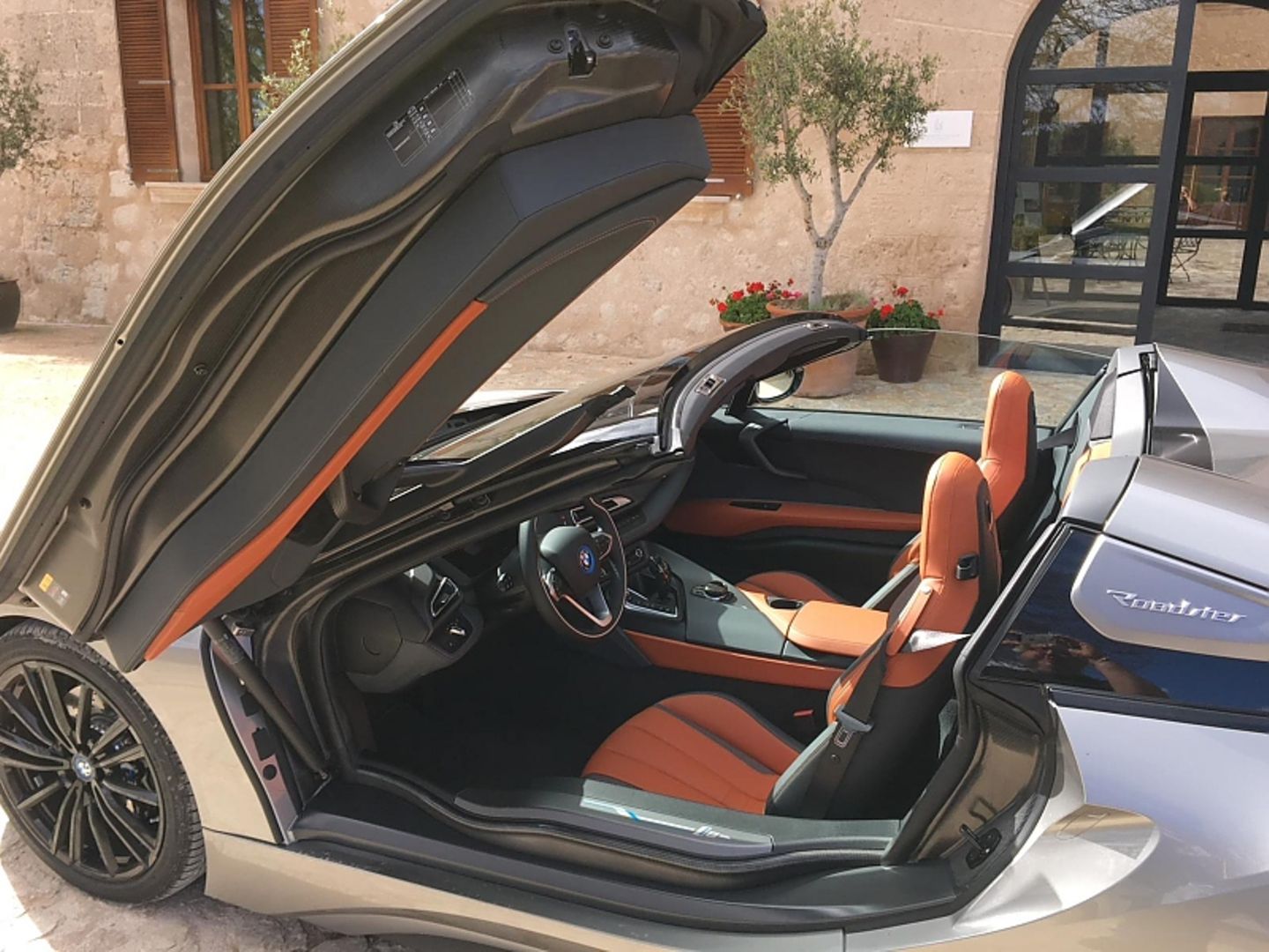 Die Türen schwingen weit auf beim BMW i8 Roadster