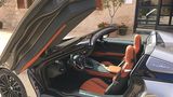 Die Türen schwingen weit auf beim BMW i8 Roadster