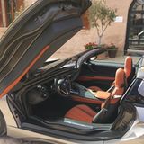 Die Türen schwingen weit auf beim BMW i8 Roadster