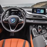 Klar und übersichtlich: Das Cockpit des BMW i8 Roadster