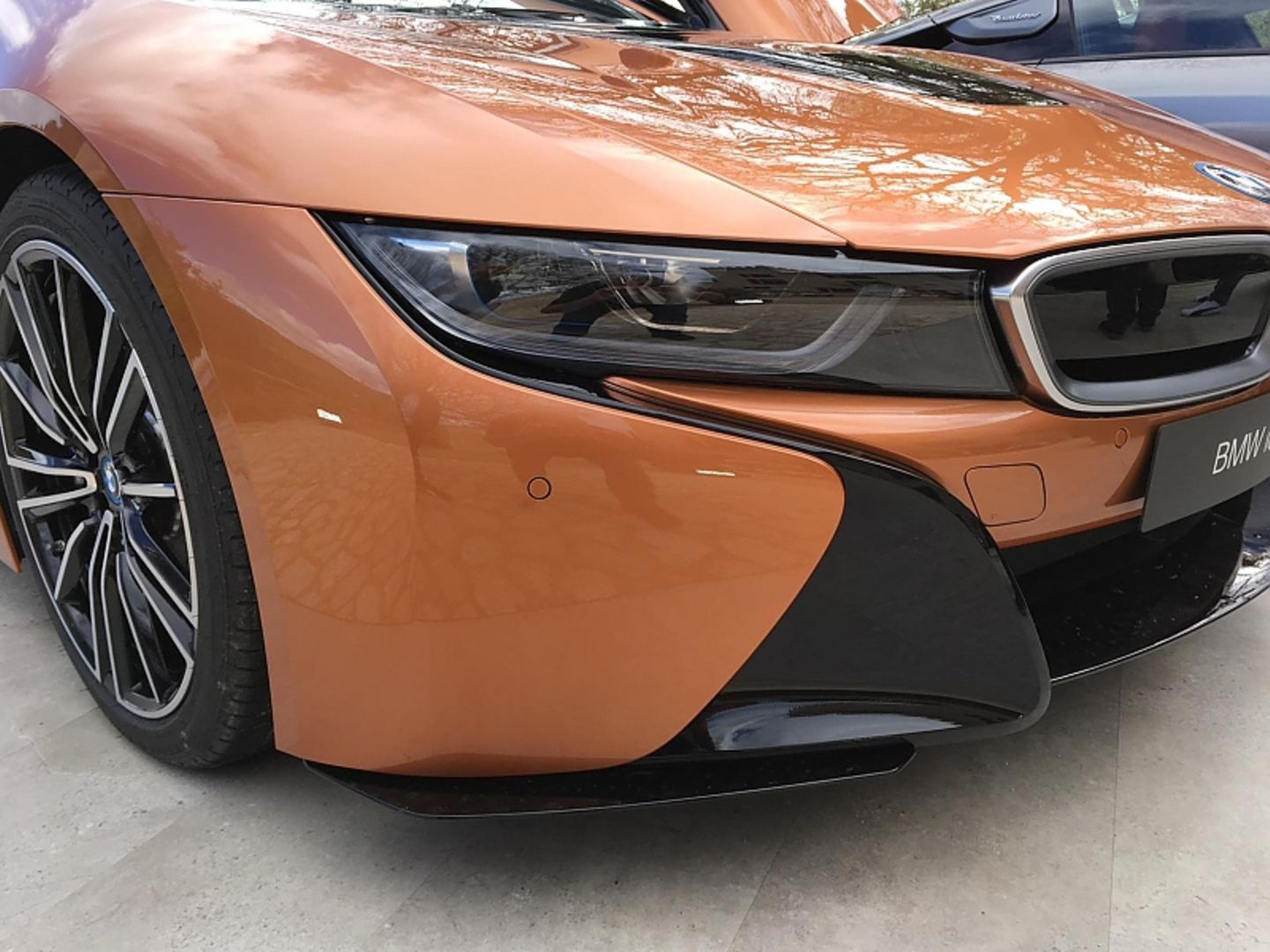 Den BMW i8 Roadster gibt es auch mit Sportr-Kit