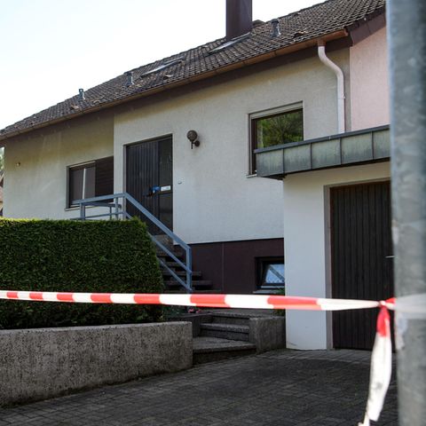 Absperrband der Polizei hängt vor dem Haus in Künzelsau, in dem ein Siebenjähriger tot aufgefunden wurde.