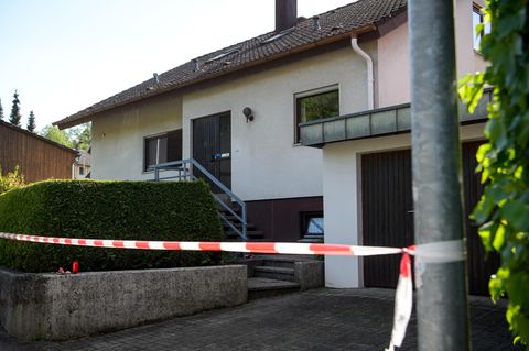 Absperrband der Polizei hängt vor dem Haus in Künzelsau, in dem ein Siebenjähriger tot aufgefunden wurde.