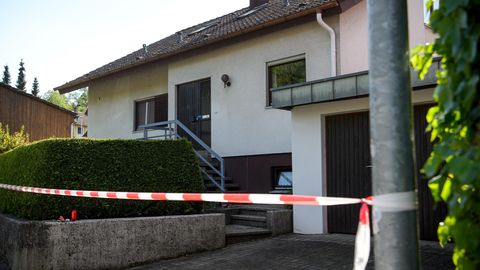 Absperrband der Polizei hängt vor dem Haus in Künzelsau, in dem ein Siebenjähriger tot aufgefunden wurde.