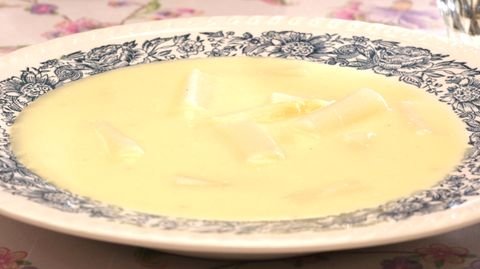 Cremesuppe mit frischem Spargel: So gelingt der Suppen-Klassiker für echte Genießer
