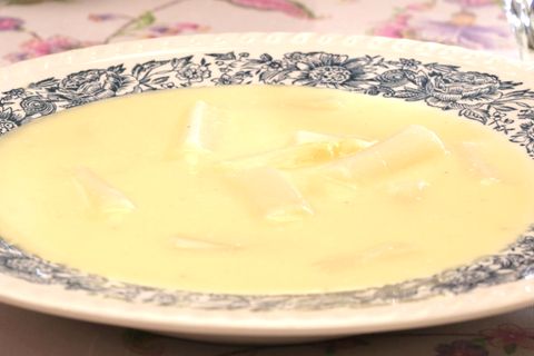 Cremesuppe mit frischem Spargel: So gelingt der Suppen-Klassiker für echte Genießer