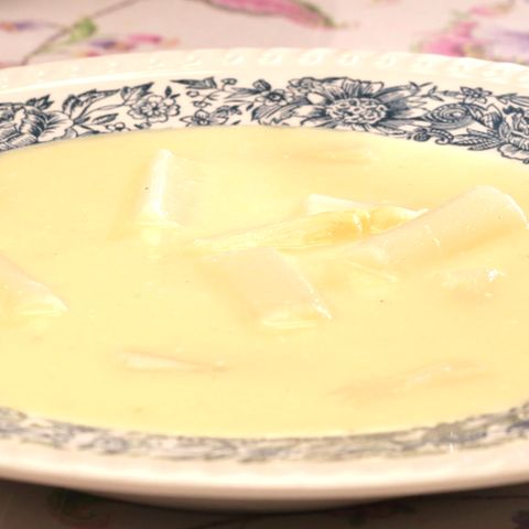 Cremesuppe mit frischem Spargel: So gelingt der Suppen-Klassiker für echte Genießer