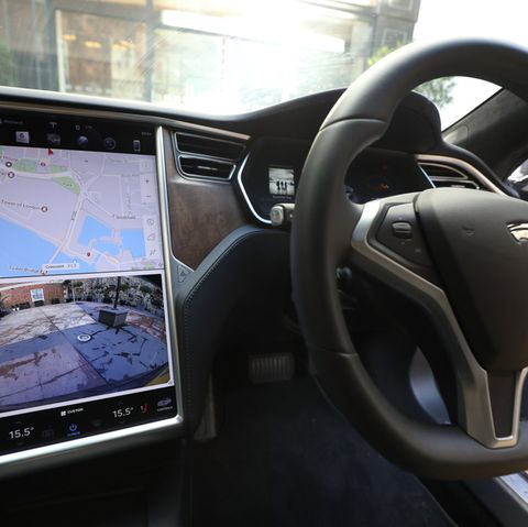 Der Autopilot von Tesla hilft dem Fahrer, ersetzt ihn aber nicht.