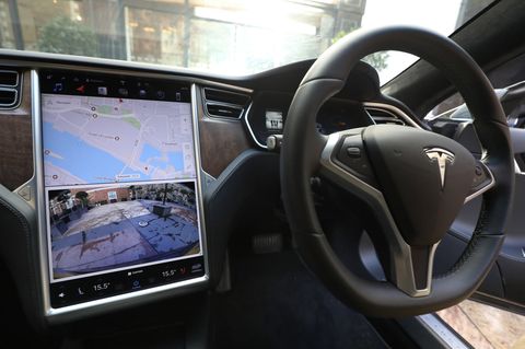 Der Autopilot von Tesla hilft dem Fahrer, ersetzt ihn aber nicht.