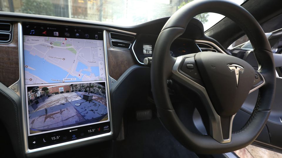 Der Autopilot von Tesla hilft dem Fahrer, ersetzt ihn aber nicht.