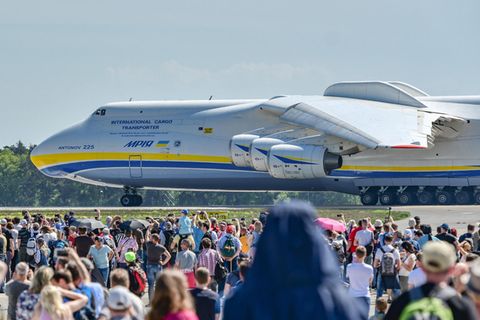 Ein besonderer Gast auf der ILA: Die Antonov An-225, das größte Flugzeug der Welt, von dem es nur ein fliegendes Exemplar gibt.
