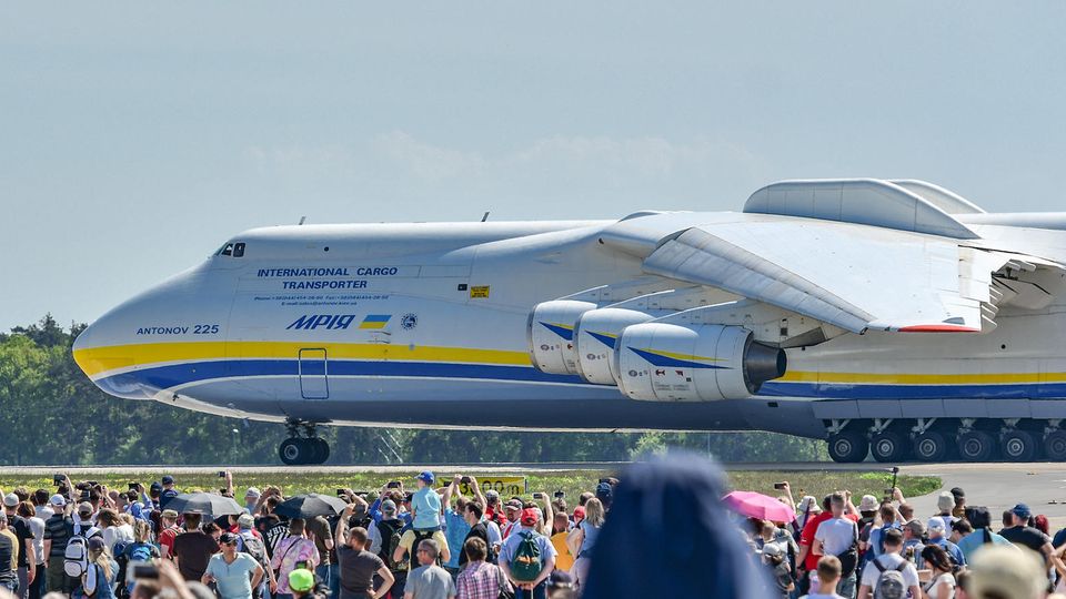 Ein besonderer Gast auf der ILA: Die Antonov An-225, das größte Flugzeug der Welt, von dem es nur ein fliegendes Exemplar gibt.