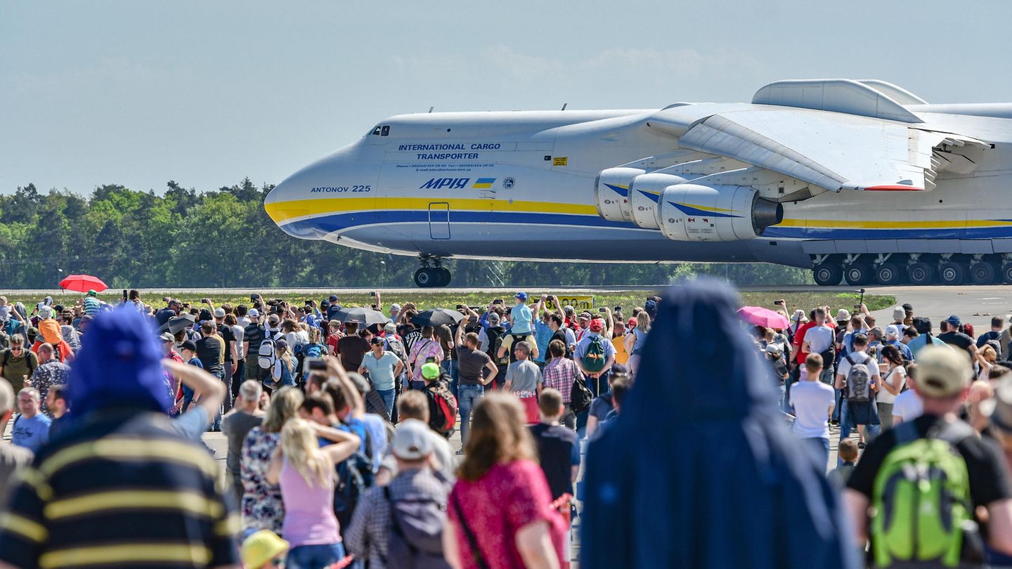 Ein besonderer Gast auf der ILA: Die Antonov An-225, das größte Flugzeug der Welt, von dem es nur ein fliegendes Exemplar gibt, landete am Samstag in Berlin-Schönefeld.