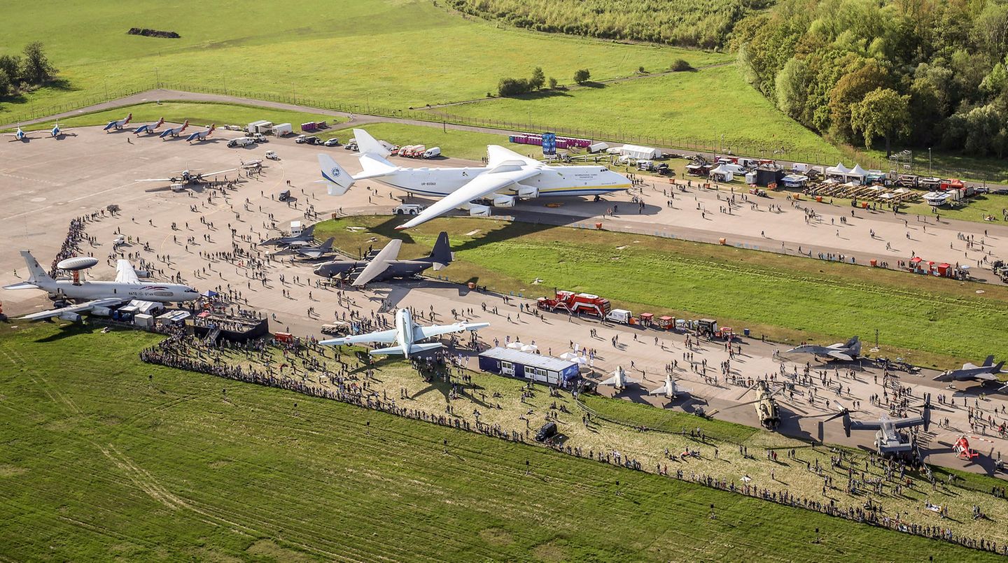 Der Koloss der Lüfte am Boden: Das maximale Startgewicht der Antonov An-225 mit ihren sechs Triebwerken kann bis zu 600 Tonnen betragen.