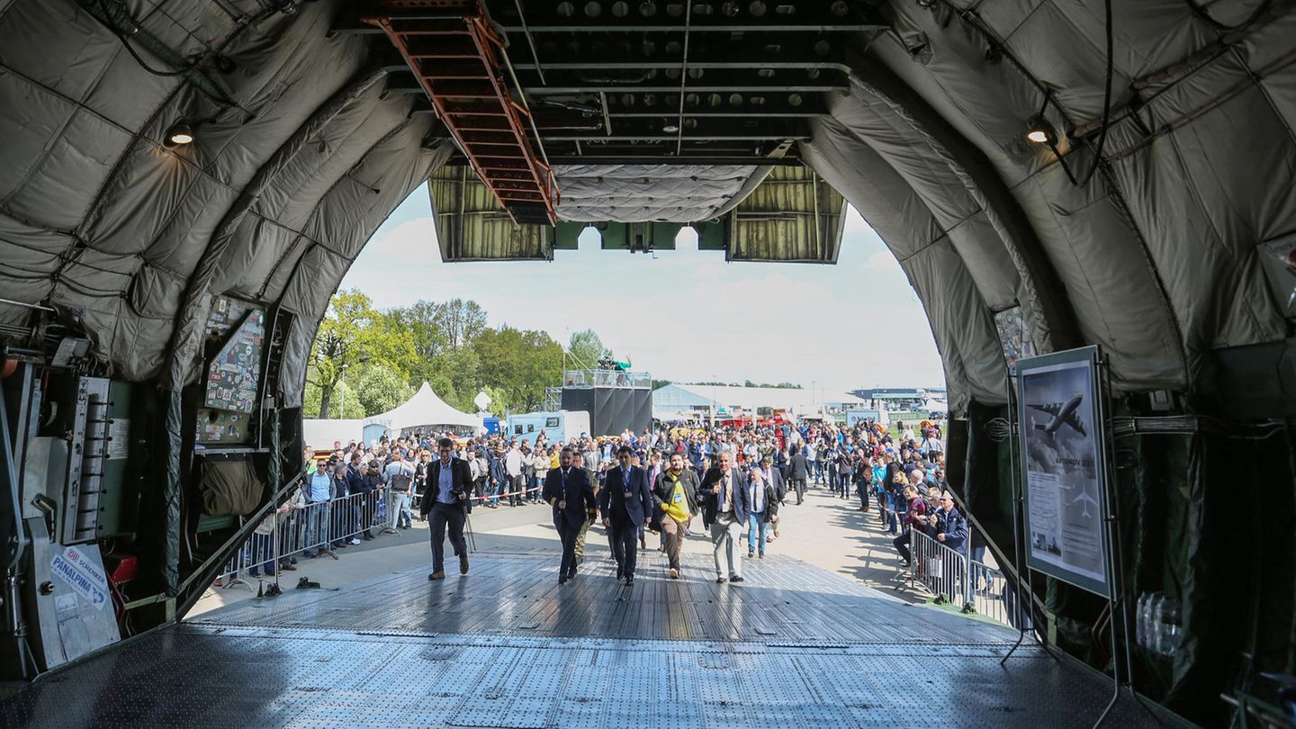 Selten gewährt der Betreiber einen Blick in das Innere des Flugzeugrumpfes: Das Fassungsvermögen beträgt 1220 Kubikmeter. 250 Tonnen Zuladung, das ist Weltrekord.