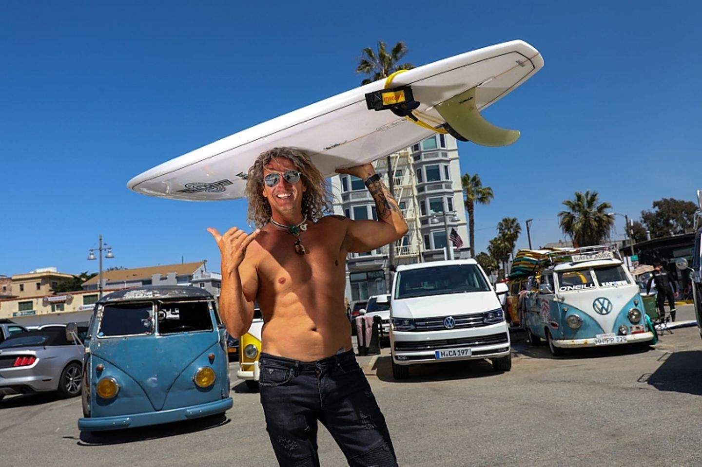 Surfer, ob jung oder alt, fahren seit Jahrzehnten auf die Busse aus dem Hause VW ab.
