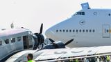 Die Lufthansa schickte gleich zwei Flugzeuge nach Schönefeld: eine Boeing 747-8 in der neuen Bemalung sowie das Traditionsflugzeug Ju52.