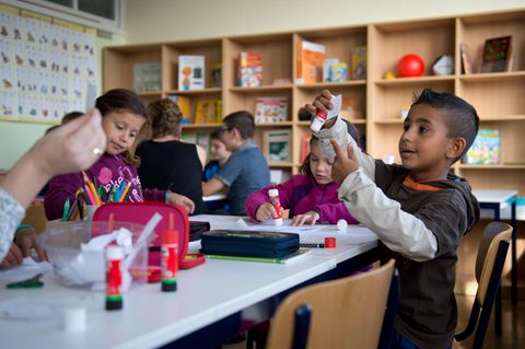 Flüchtlingskinder lernen in einer Schule in Sachsen Deutsch