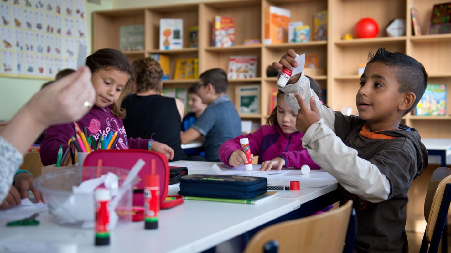 Flüchtlingskinder lernen in einer Schule in Sachsen Deutsch
