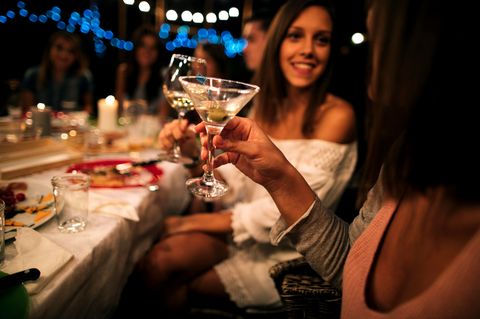 ... nämlich den klassischen Martini. Ein Gläschen hat gerade einmal 70 Kilokalorien. 