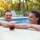 Besser: Rum-Cola! Halt, nein - natürlich nicht der klassische Cuba Libre! Der hat auch rund 300 Kilokalorien pro Glas. Leichter wird es mit zuckerreduzierter Cola. Dann kommen noch rund 120 Kilokalorien zusammen.