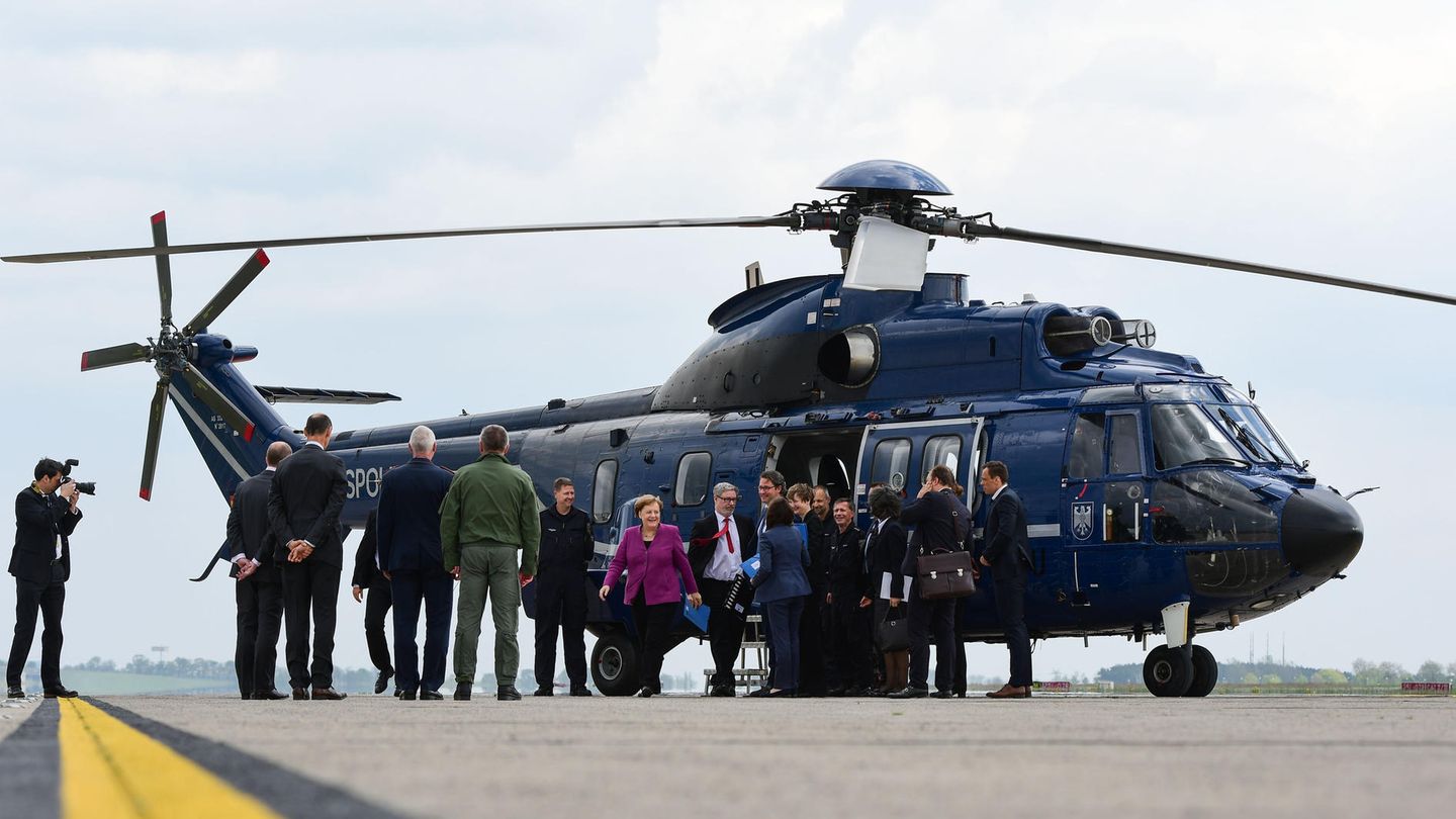 ILA 2018: Zur Eröffnung der Luftfahrtmesse am 25. April kam Angela Merkel per Hubschrauber angereist. "Die ILA 2018 ist nicht nur eine Innovationsschau, sie ist auch eine Kooperationsschau“, sagte die Kanzlerin und spielte damit auf die deutsch-französische Zusammenarbeit in der Luftfahrt an. Zur Eröffnung der Luftfahrtmesse am 25. April kam Angela Merkel per Hubschrauber angereist. "Die ILA 2018 ist nicht nur eine Innovationsschau, sie ist auch eine Kooperationsschau“, sagte die Kanzlerin und spielte damit auf die deutsch-französische Zusammenarbeit in der Luftfahrt an.