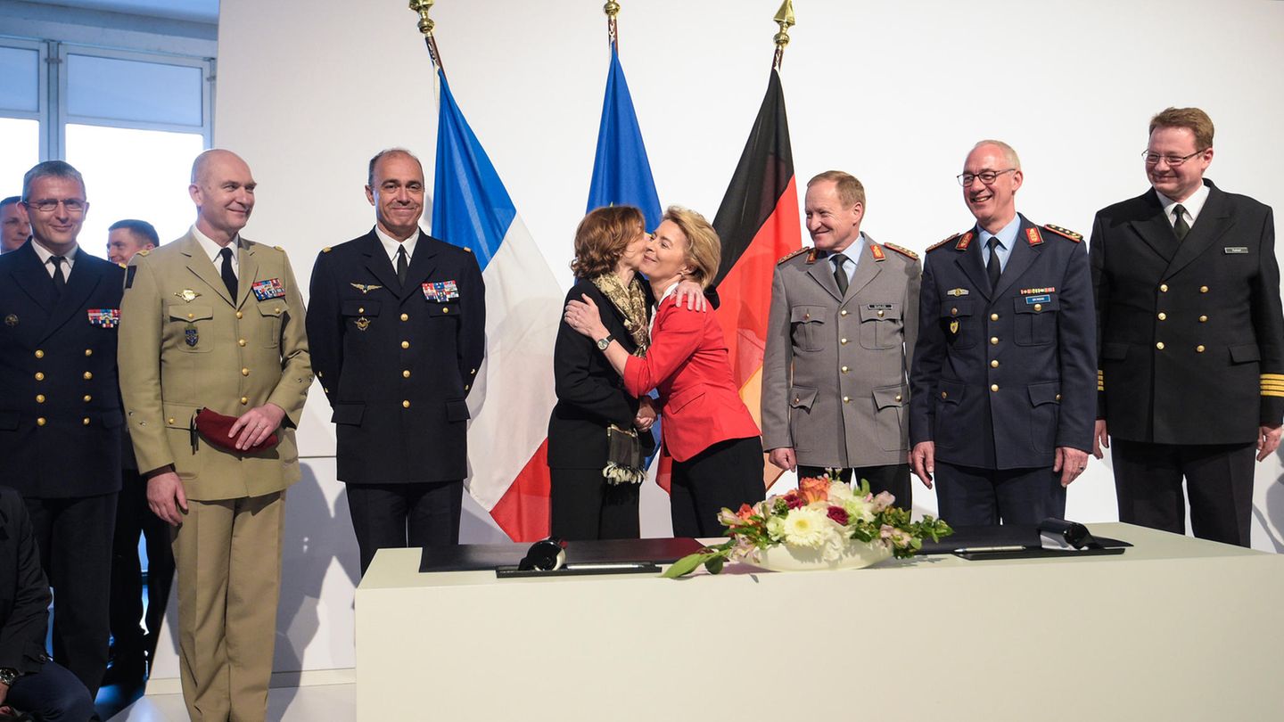 Umarmung zweier Verteidigungsministerinnen: Die ILA gehört auch zum Pflichttermin für Ursula von der Leyen, die ihre Kollegin Florence Parly aus Frankreich begrüßt. Beide Länder wollen ein Mega-Rüstungsprojekt anschieben: einen europäischen Kampfjet der nächsten Generation.   