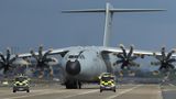 Wie schwierig sich die Entwicklung eines europäischen Transportflugzeuges gestaltet, zeigt sich am Beispiel des Airbus A400M, ebenfalls ein Gast auf der ILA 2018. Der Schulterdecker mit vier Propeller-Motoren macht der Luftwaffe mit geringer Einsatzbereitschaft und Qualitätsmängeln zu schaffen.