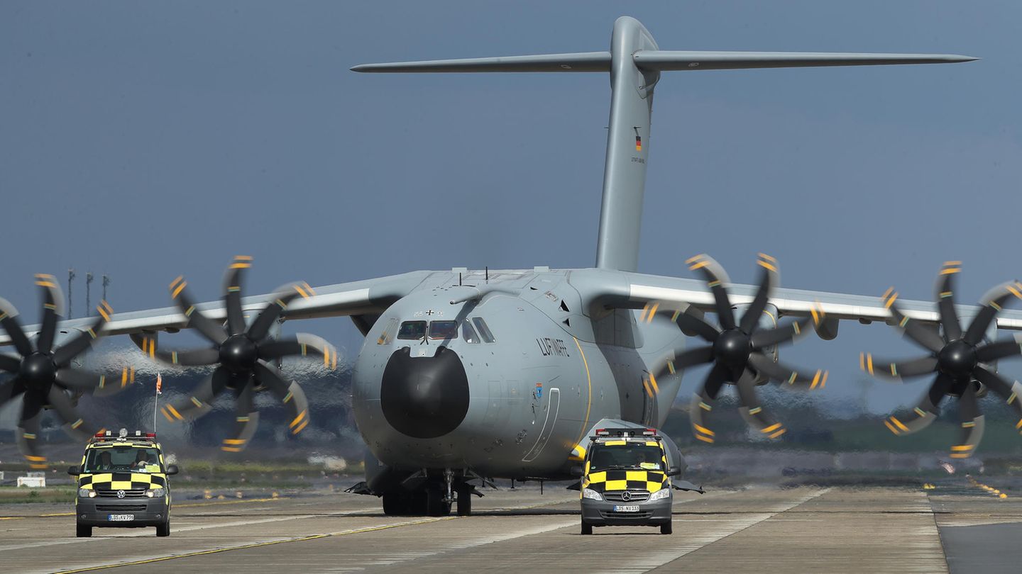 ILA 2018: Wie schwierig sich die Entwicklung eines europäischen Transportflugzeuges gestaltet, zeigt sich am Beispiel des Airbus A400M, ebenfalls ein Gast auf der ILA 2018. Der Schulterdecker mit vier Propeller-Motoren macht der Luftwaffe mit geringer Einsatzbereitschaft und Qualitätsmängeln zu schaffen. Wie schwierig sich die Entwicklung eines europäischen Transportflugzeuges gestaltet, zeigt sich am Beispiel des Airbus A400M, ebenfalls ein Gast auf der ILA 2018. Der Schulterdecker mit vier Propeller-Motoren macht der Luftwaffe mit geringer Einsatzbereitschaft und Qualitätsmängeln zu schaffen.