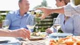 Weißwein ist an sich ja schon eine bessere Wahl als Pina Colada. Dennoch: Wer süßen Weißwein trinkt, nimmt pro Glas 160 Kilokalorien zu sich. 