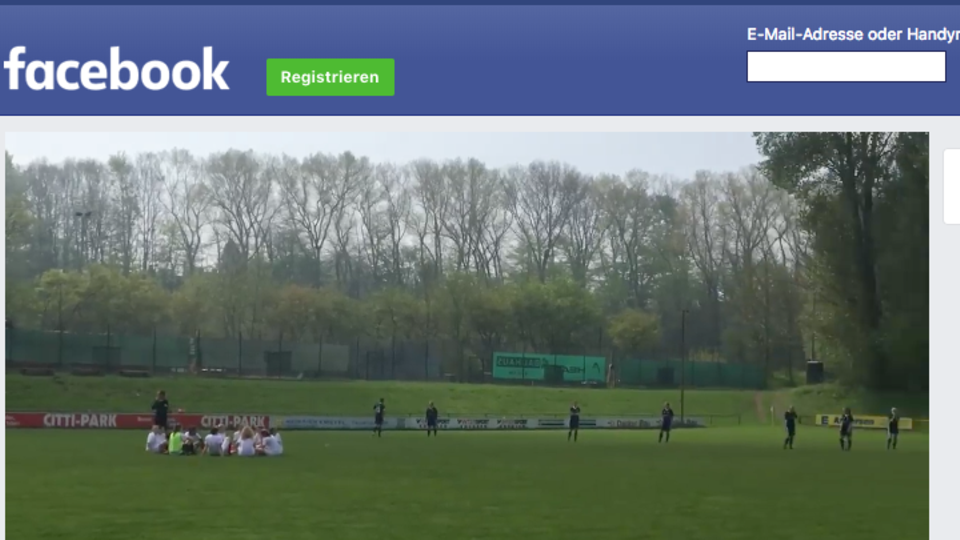 Die zweite Frauenmannschaft von Holstein Kiel protestierte gegen den Rausschmiss aus dem Verein Screenshot eines Videos: Frauenfußballerinnen von Holstein Kiel setzen sich während des Spiels in den Mittelkreis