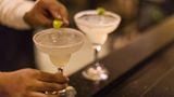 Margaritas sind leider auch echte Kalorienbomben: Die Mischung aus Alkohol, Sirup, Zucker und Säften hat es in sich. Bis zu 700 Kilokalorien stecken in einem Glas. 