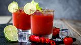 Wer's würzig mag, greift besser zur Bloody Mary. Der tomatige Drink kommt pro Glas auf rund 150 Kilokalorien - und die leichte Schärfe durch den Tabasco bringt auch gleich noch den Stoffwechsel auf Trab.