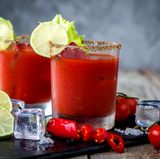 Wer's würzig mag, greift besser zur Bloody Mary. Der tomatige Drink kommt pro Glas auf rund 150 Kilokalorien - und die leichte Schärfe durch den Tabasco bringt auch gleich noch den Stoffwechsel auf Trab.