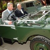 Prnce Charles im Land Rover