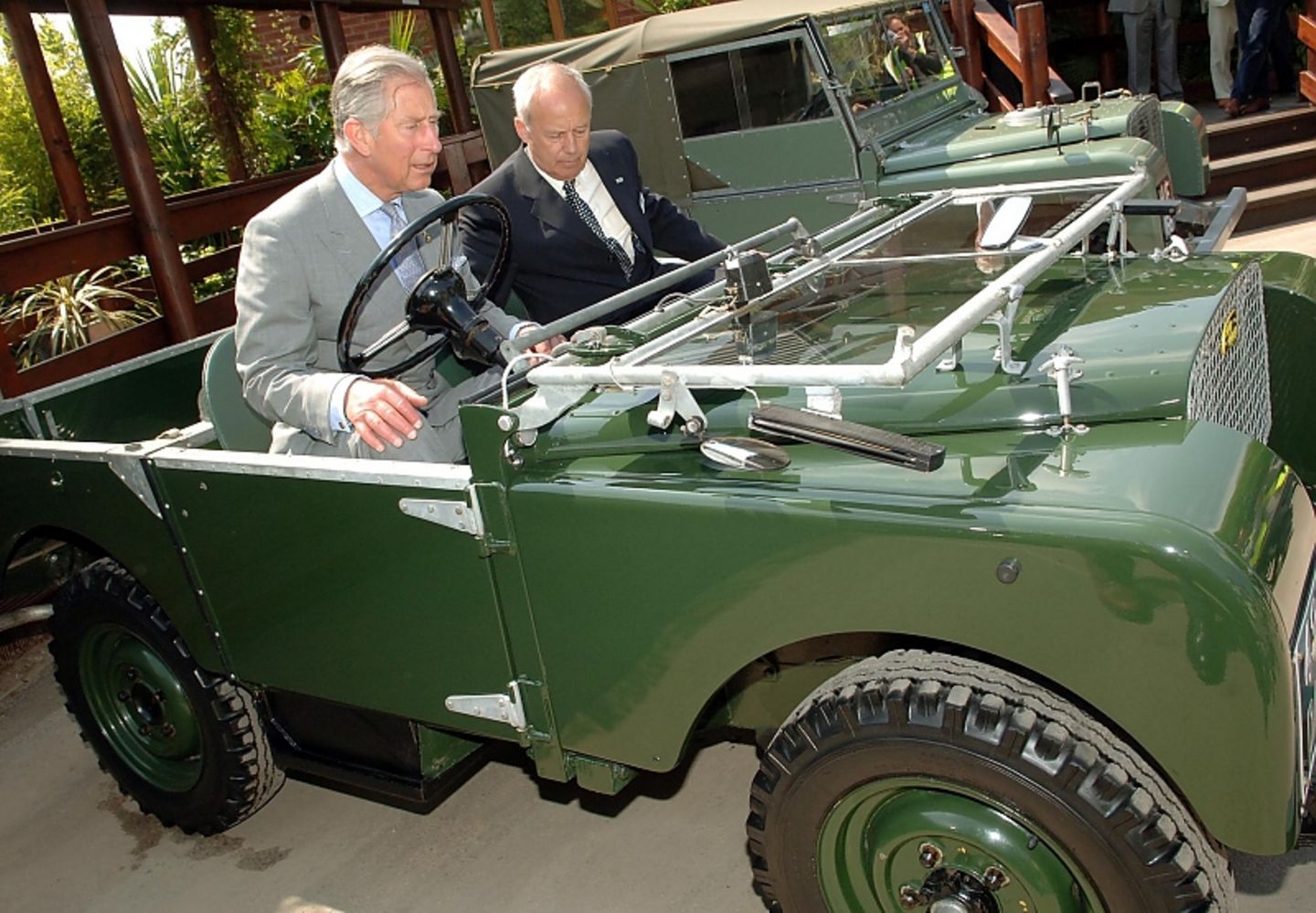 Prnce Charles im Land Rover