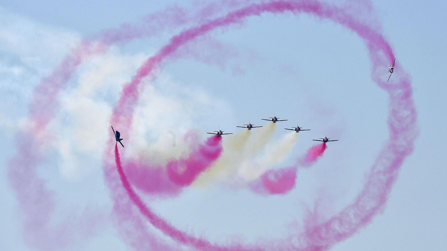 Eine der "aerobatic demonstrations teams" am Wochenende im Himmel über Berlin war die Formation der "Patrulla Aguila", der Kunstflugstaffel der spanischen Luftstreitkräfte.