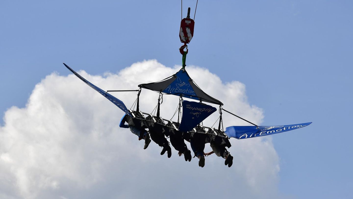 Bei den Publikumstagen am Wochenende gab es neben traditionellen Flug-Shows auch Einlagen für Mutige, die per Kran in die Höhe gehievt wurden.