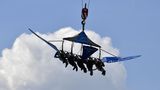 Bei den Publikumstagen am Wochenende gab es neben traditionellen Flug-Shows auch Einlagen für Mutige, die per Kran in die Höhe gehievt wurden.
