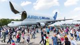 Über eine große Klappe verfügt auch die "Beluga", das Transportflugzeug von Airbus. Die A300-600ST fliegt Flugzeugsektionen zwischen den einzelnen Airbus-Standorten hin und her.