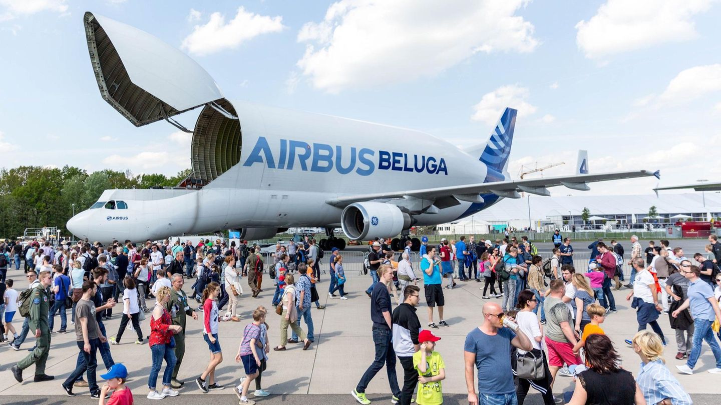 Über eine große Klappe verfügt auch die "Beluga", das Transportflugzeug von Airbus. Die A300-600ST fliegt Flugzeugsektionen zwischen den einzelnen Airbus-Standorten hin und her.