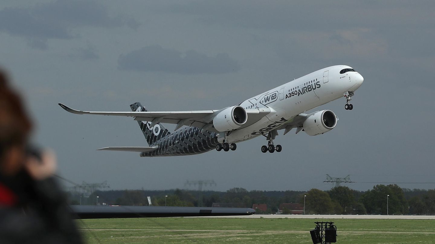 Erfolgreicher agiert Airbus beim Bau von Passagiermaschinen: Der europäische Flugzeugbauer schickte unter anderem einen Airbus A350XWB nach Berlin. Von der Langstreckenmaschine sind mehr als 850 Flugzeuge bestellt und 159 Exemplare ausgeliefert.